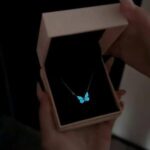 Set collar + pulsera 🦋 que brillan en la oscuridad ✨ - Imagen 3